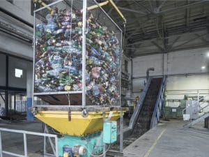 MAROC : à 20 ans, Saif Eddine Laalej recycle les déchets plastiques en pavées © Theeraphong /Shutterstock