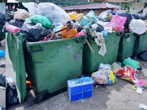 GAMBIA: From plastic waste to handbags, Isatou Ceesay's daily work©De Augustine Bin Jumat/shutterstock