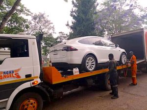 ZIMBABWE : une voiture électrique de marque Tesla fait sensation dans le pays