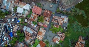 COTE D’IVOIRE : la BAD et le Lion’s Club nettoient les caniveaux dans le nord d’Abidjan© E X P L O R E R/Shutterstock