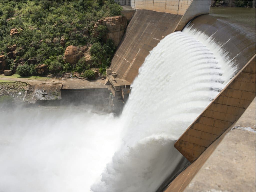 ZAMBIA: Six farmers join forces to build Luombwa dam©Jen Watson/Shutterstock