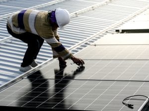 trouver de nouveaux acheteurs ou distributeurs en Afrique de l’Est ;promouvoir le nom et l’image d’entreprises présentes sur le secteur de l’énergie solaire et d’étendre leur portefeuille client ;lancer de nouveaux produits ou services.© EAKNARIN JITONG/Shutterstock