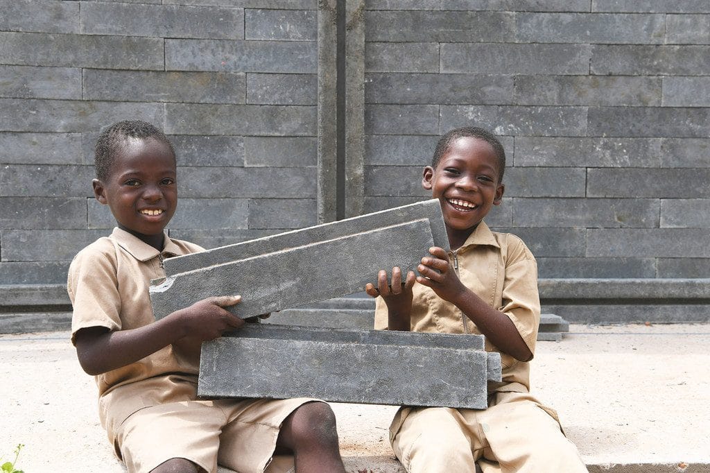 CÔTE D’IVOIRE : l’Unicef offre 500 salles de classe en briques de plastique recyclé©ONU