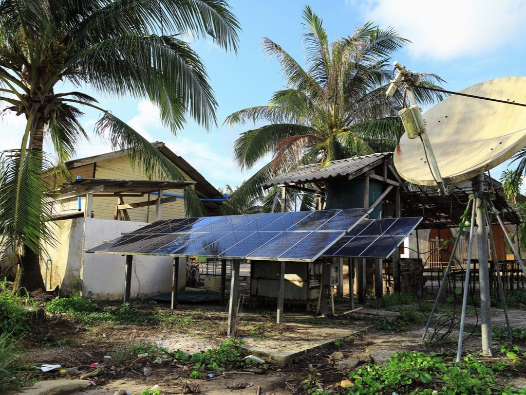 AFRIQUE : Orange et Greenlight s’allient pour la distribution des kits solaires©BirdShutterB/Shutterstock