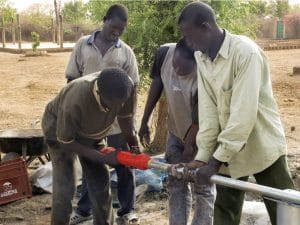 BÉNIN : la Soneb rend gratuit le raccordement à l’eau pour les PME et les PMI©Gilles PaireShutterstock