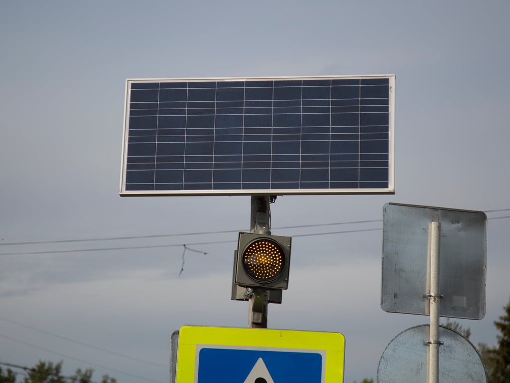 NIGERIA : Lagos expérimente les feux de signalisation alimentés à l’énergie solaire©Potashev Aleksandr/Shutterstock