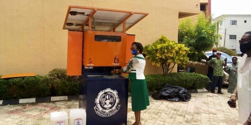 NIGERIA : Covid-19 à Oko, un appareil automatique de désinfection alimenté au solaire©l’école polytechnique fédérale d’Oko