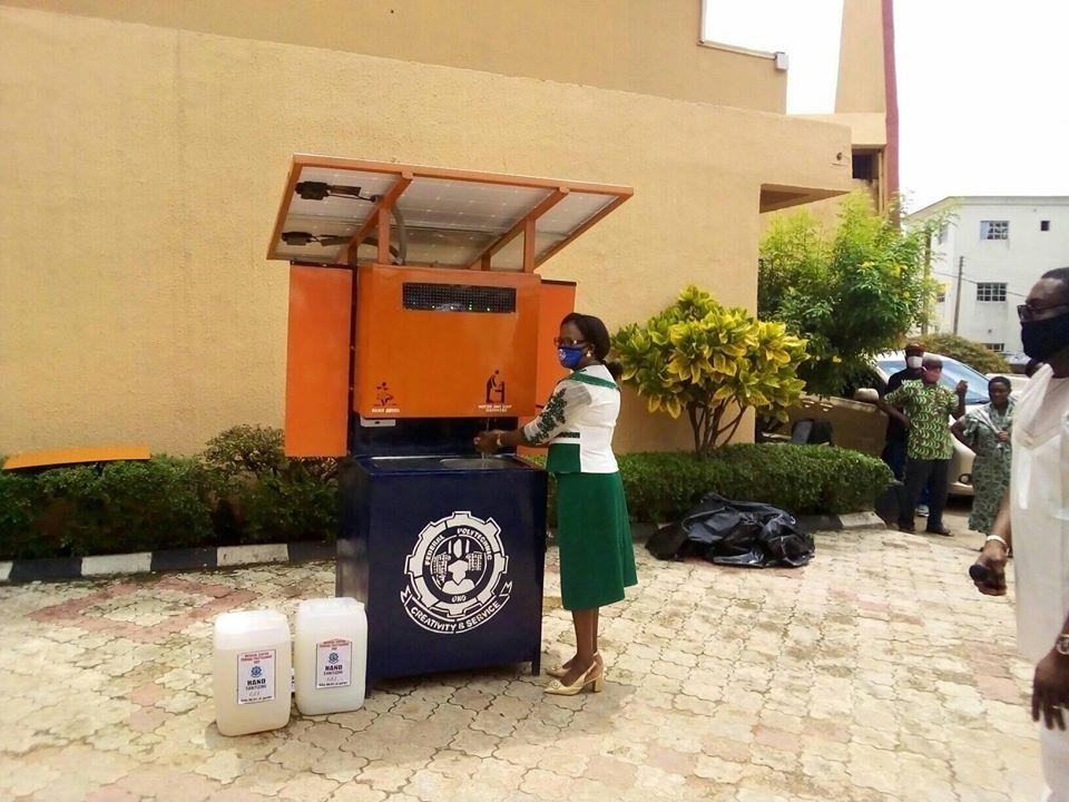 NIGERIA : Covid-19 à Oko, un appareil automatique de désinfection alimenté au solaire©l’école polytechnique fédérale d’Oko