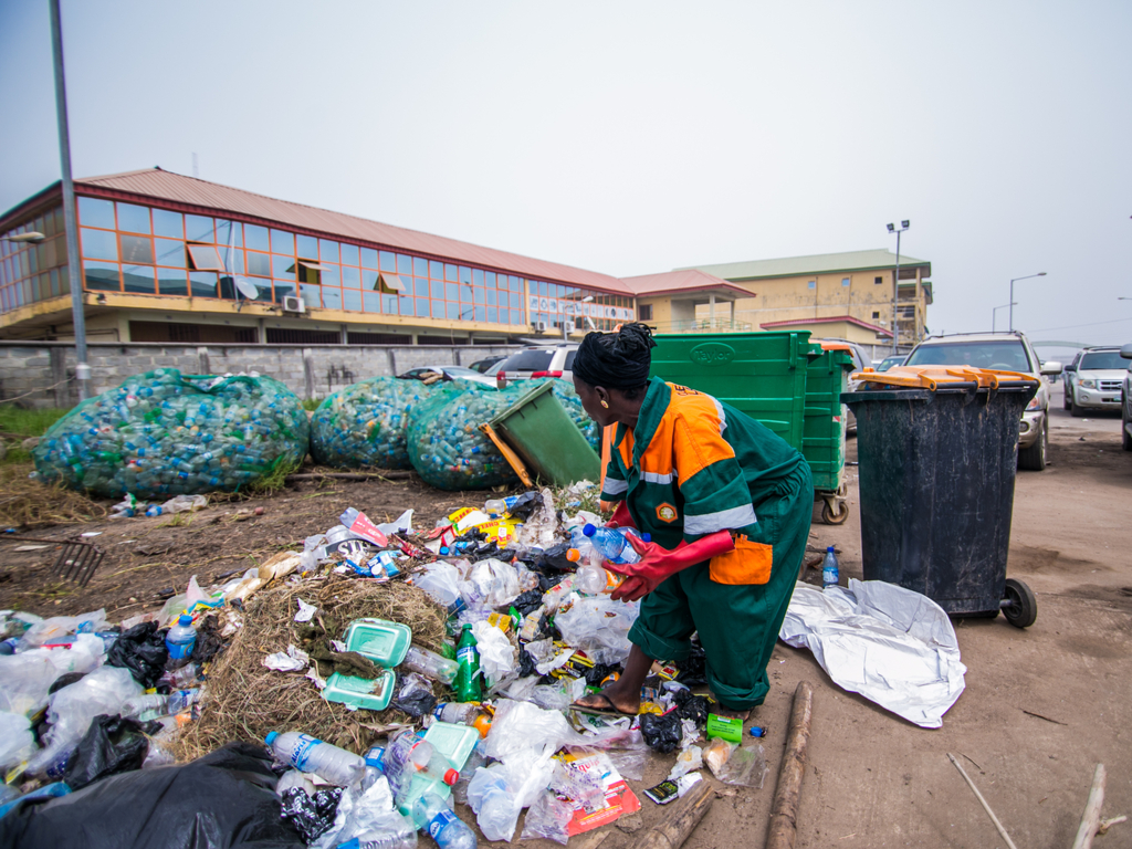 GHANA : une initiative pour la valorisation communautaire des déchets plastiques ©shynebellz/Shutterstock