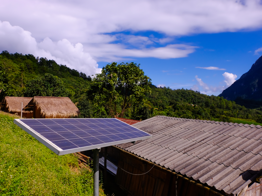 AFRIQUE : SFC finance d.light pour la distribution des kits solaires en zone rurale ©Khamkhlai Thanet/Shutterstock