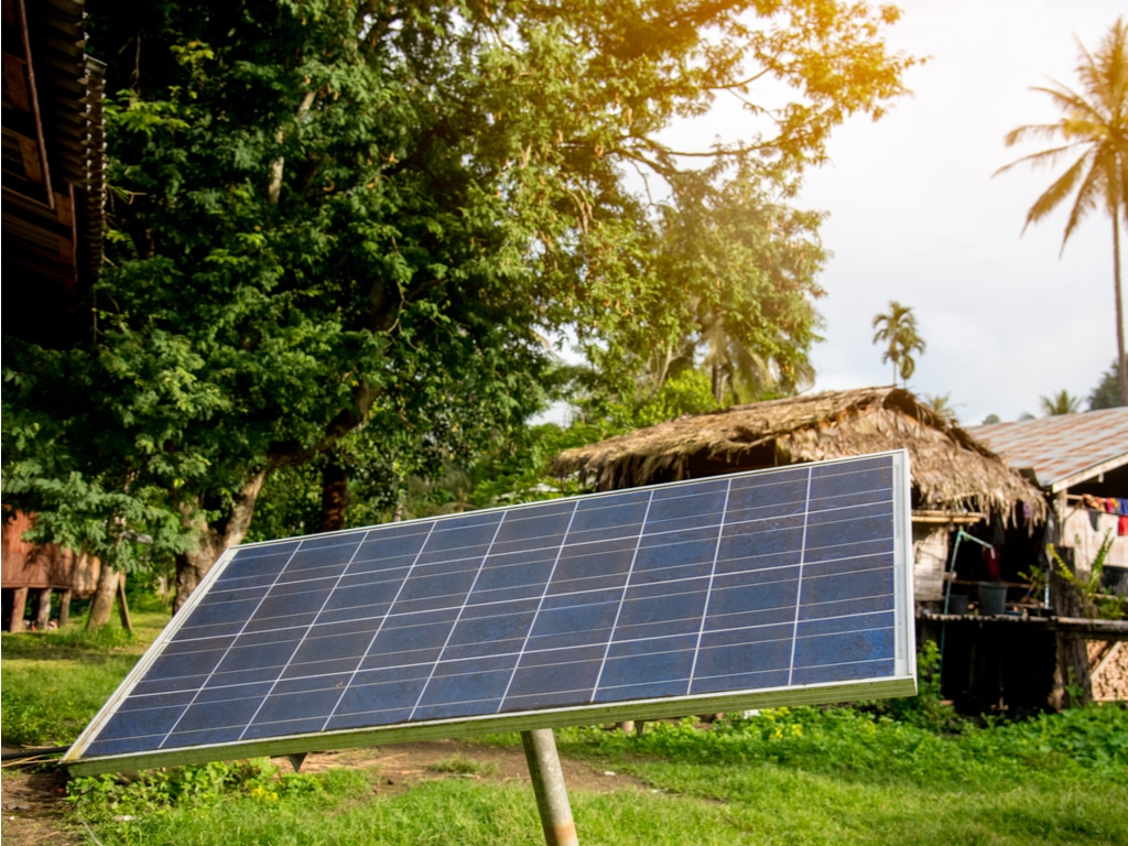 BÉNIN : Greenlight planet et Aress électrifient 5 000 ménages grâce aux solaires©Theeraphong