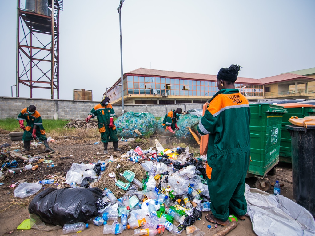 KENYA: Dow renews support for Mr. Green Africa for plastic recycling©shynebellz/Shutterstock