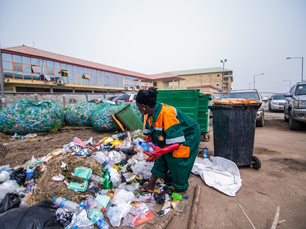 KENYA: WWF and Mr. Green Africa join forces to recycle plastic on the coasts©shynebellz/Shutterstock