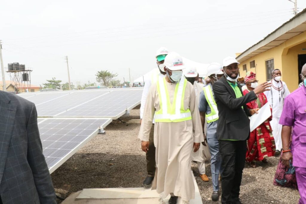 NIGERIA : la REA inaugure un mini-grid solaire hybride de 100 kWc à Adebayo© REA