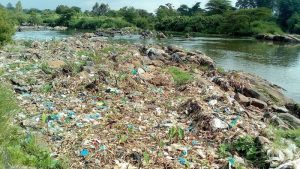 KENYA: the state is cleaning up the Athi River, the main source of the Thwake Dam©UNEP