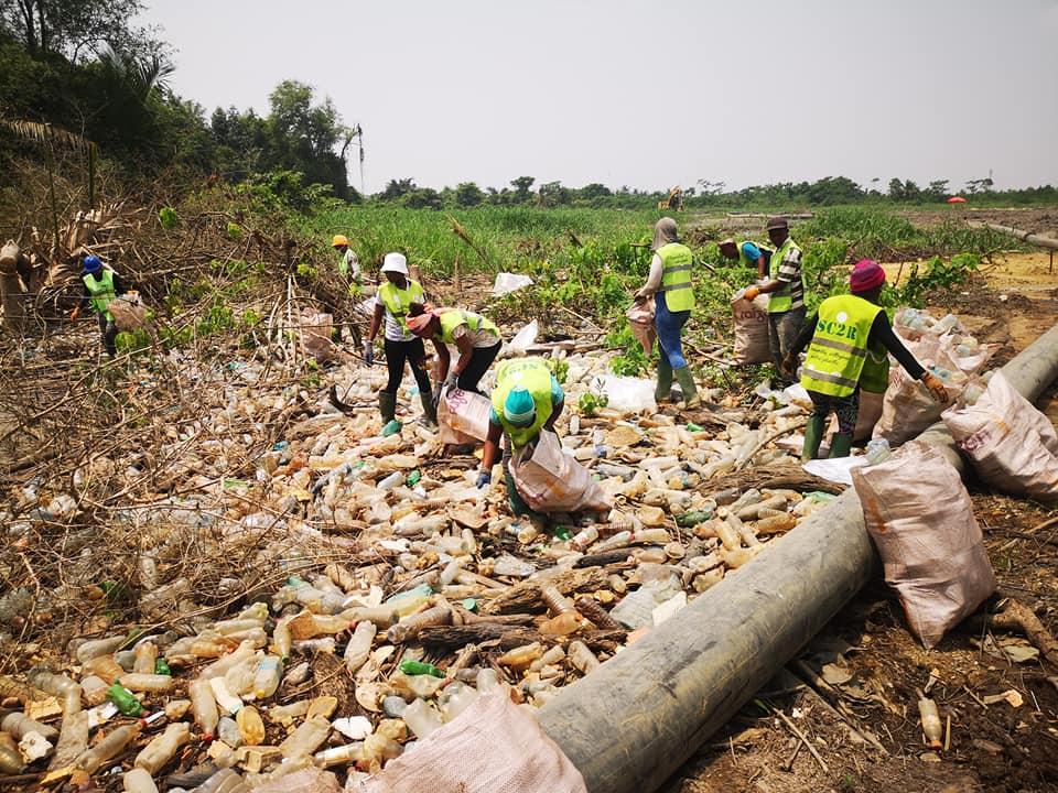 CAMEROUN : la SC2R collecte 500 kg de déchets plastiques les des berges du Wouri©SC2R/Shutterstock