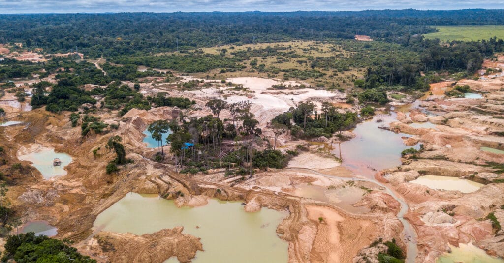 MALI: gold panning by dredging pollutes the Bagoé river, local residents complain©antoinee/Shutterstock