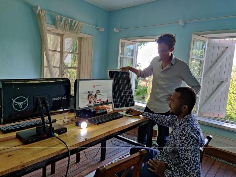 AFRIQUE : Jirogasy s’allie à Aceleron pour des ordinateurs solaires dans les écoles © Jirogasy