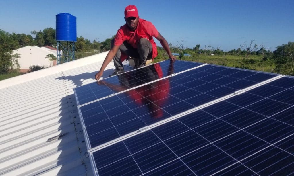 MOZAMBIQUE: Funded by Power Africa, SolarWorks! solarizes 92 clinics in Sofala© USAID