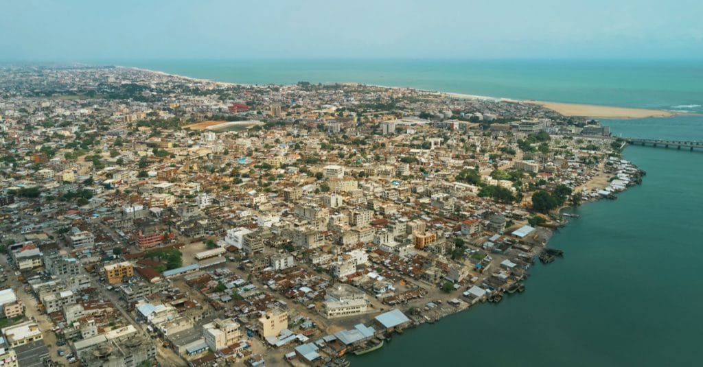 BÉNIN : planter plus de 500 000 cocotiers pour protéger la bande côtière de l’érosion©sope Adelaja/Shutterstock