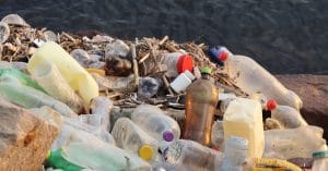 CAMEROUN : WasteAid forme 164 jeunes au recyclage des déchets plastiques©yoamod/Shutterstock