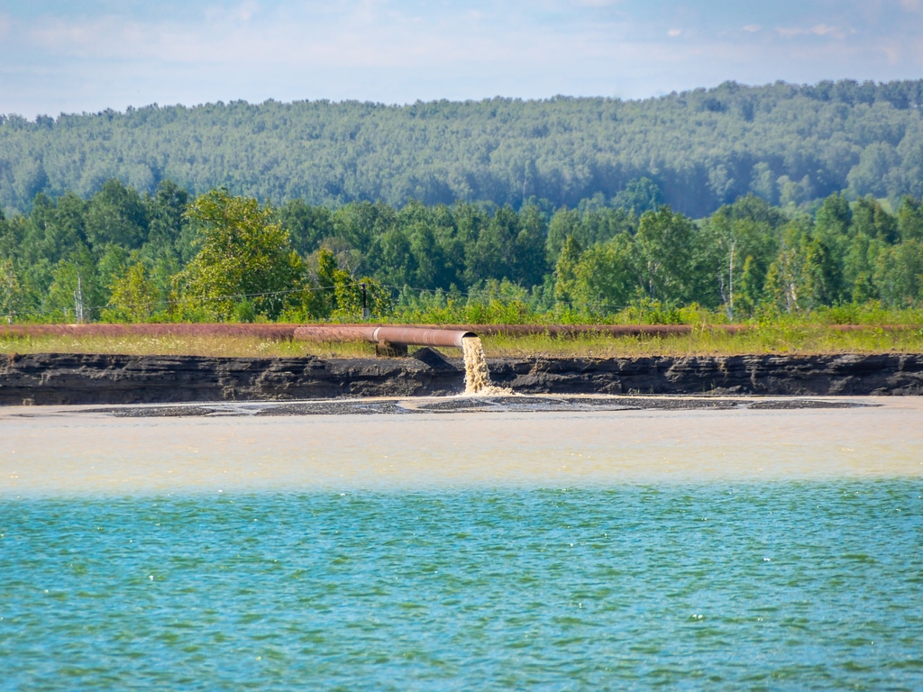 RWANDA: Rema receives funding for mercury pollution control©Korostylev Dmitrii/Shutterstock