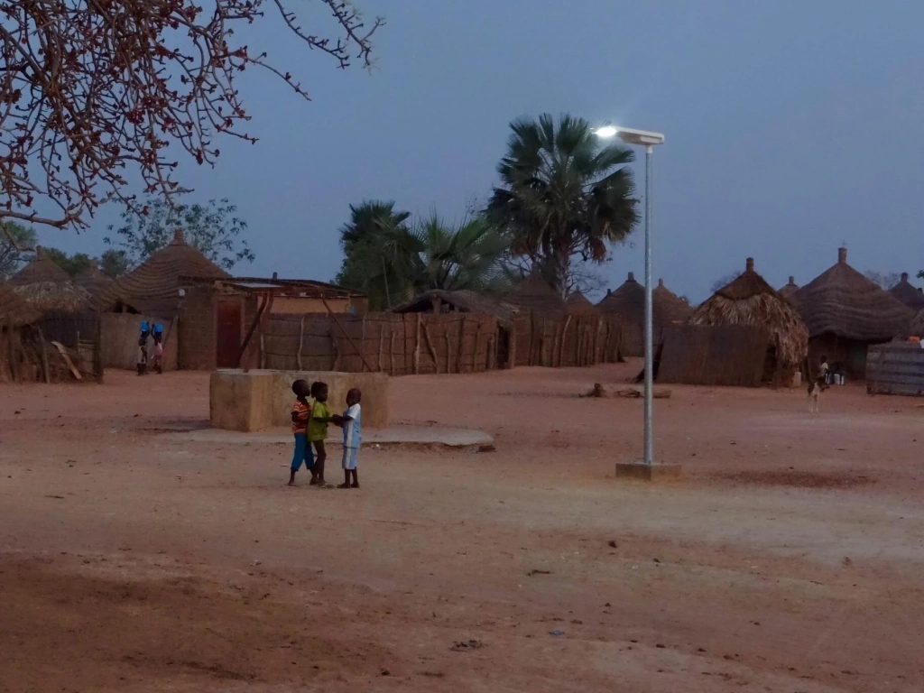 TOGO : Sunna confirme un contrat de 40 M€ pour des lampadaires solaires en zone rurale© Sunna Design