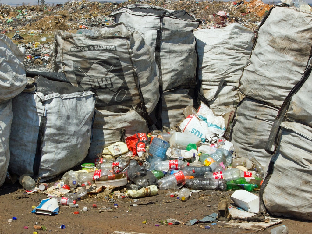 GABON : « le challenge bouteille plastique » pour réduire la pollution © dolfin / Shutterstock