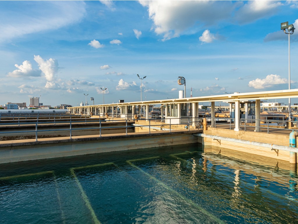 GHANA: the Tono drinking water plant comes into service and will serve 350,000 people ©People Image Studio/shutterstock