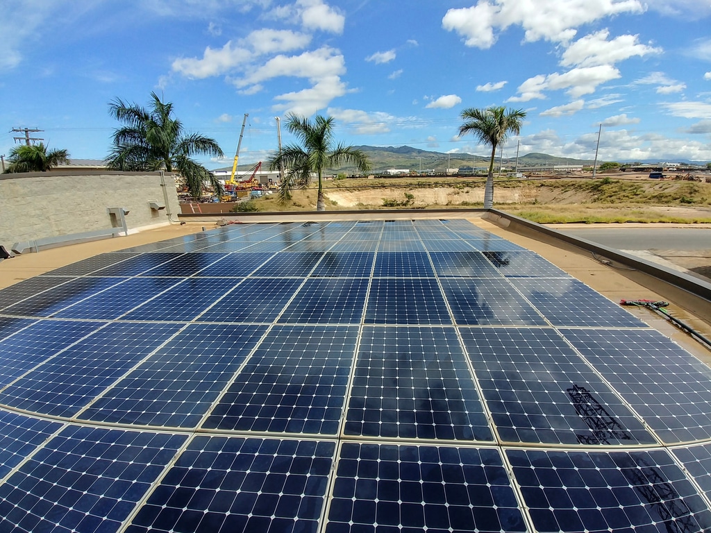 OUGANDA : Aptech fournit du solaire pour l’alimentation des motos électriques de Zembo ©Peyton R. May/Shutterstock