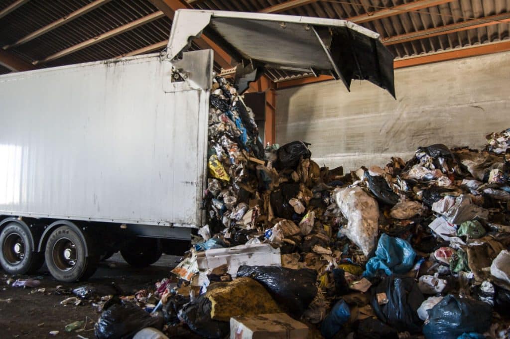 MALI : 26 dépôts de transit pour améliorer la gestion des déchets ménagers à Bamako ©Fernando Cortes/Shutterstock