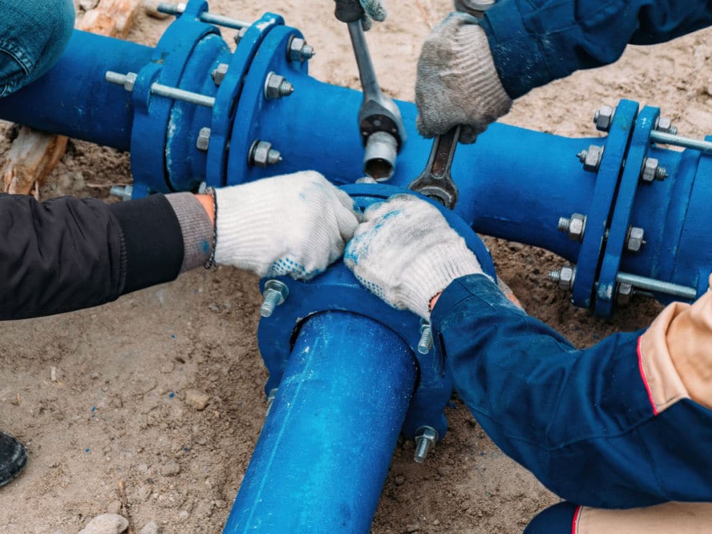 Technicians repairing a water pipe | Afrik 21