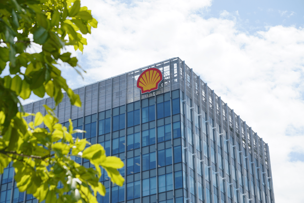 Oil and pollution: a new page turns for Shell in Nigeria © Augustine Bin Jumat/Shutterstock