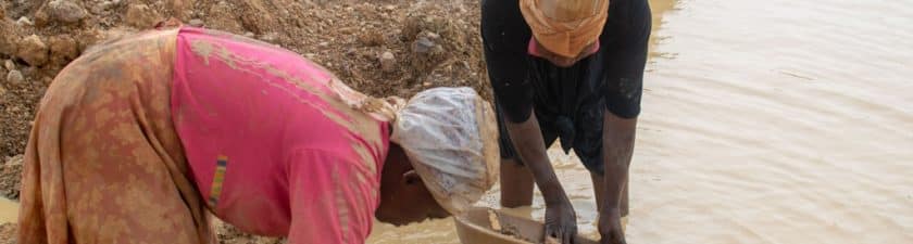 CÔTE D’IVOIRE: la pollution de l’eau par l’orpaillage atteint la barre des 80% ©Delali Adogla-Bessa/Shutterstock