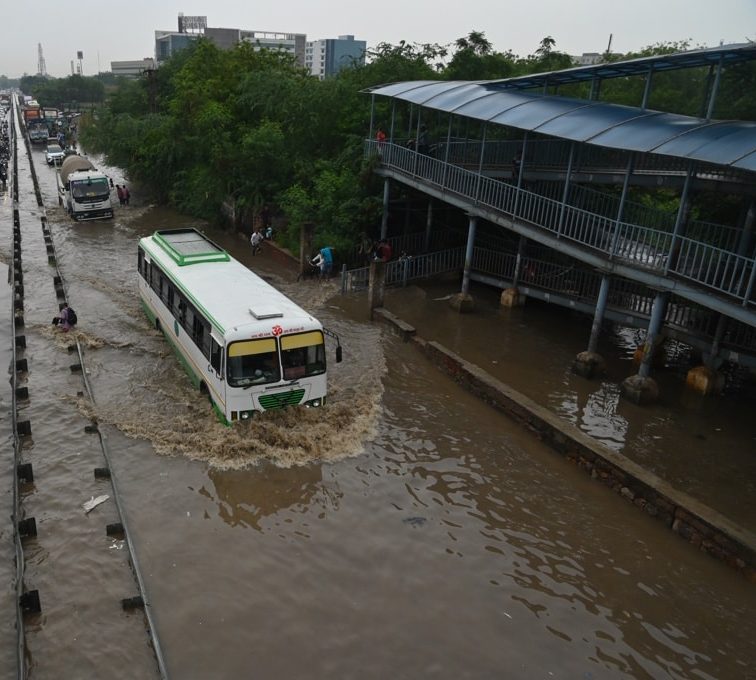 KENYA: a bus swept away by floods, 51 passengers narrowly saved © Sudarshan Jha/Shutterstock